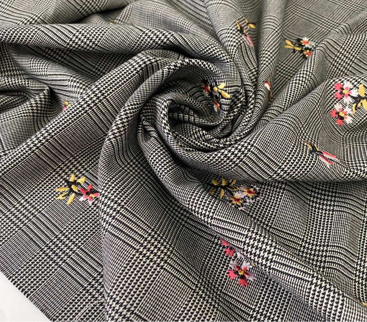 Zwart-witte polyester Prince of Wales-stof met verfijnd bloemenborduursel