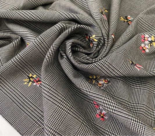 Zwart-witte polyester Prince of Wales-stof met verfijnd bloemenborduursel